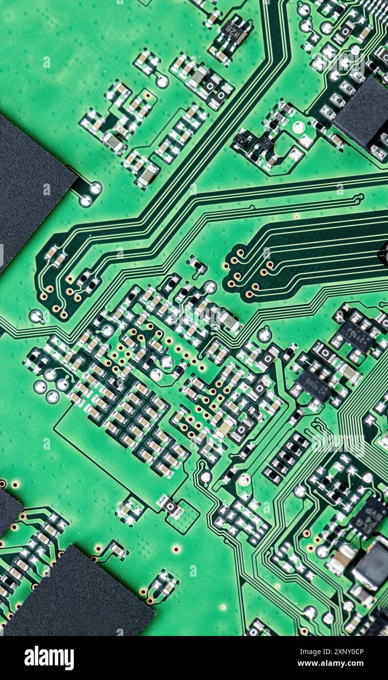 Grüne Leiterplatte (PCB) Nahaufnahme mit vielen elektronischen Komponenten Stockfoto
