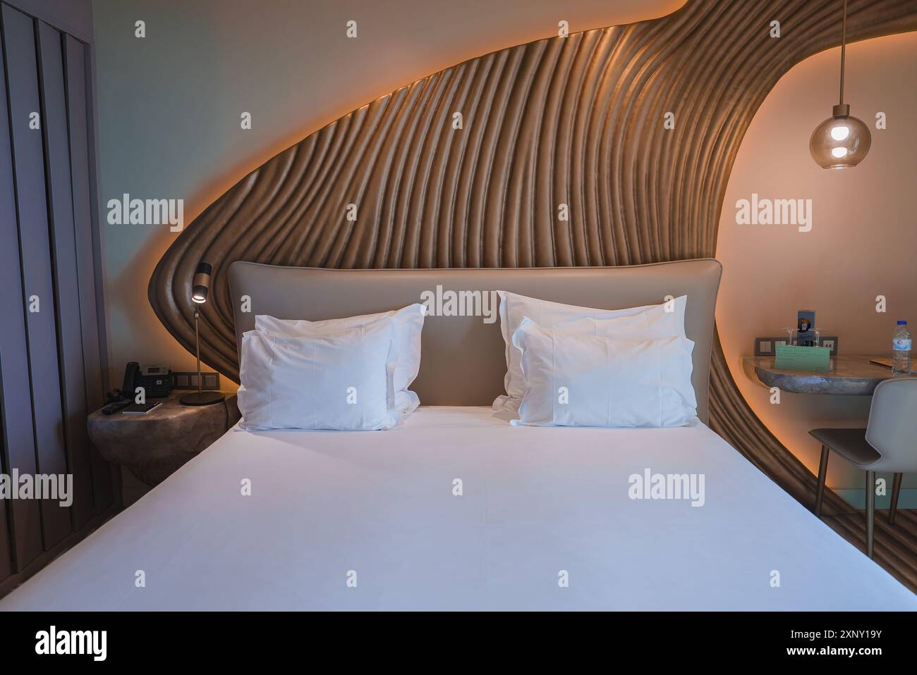 Wood headboard  Fotos und  Bildmaterial in hoher Auflösung – Alamy