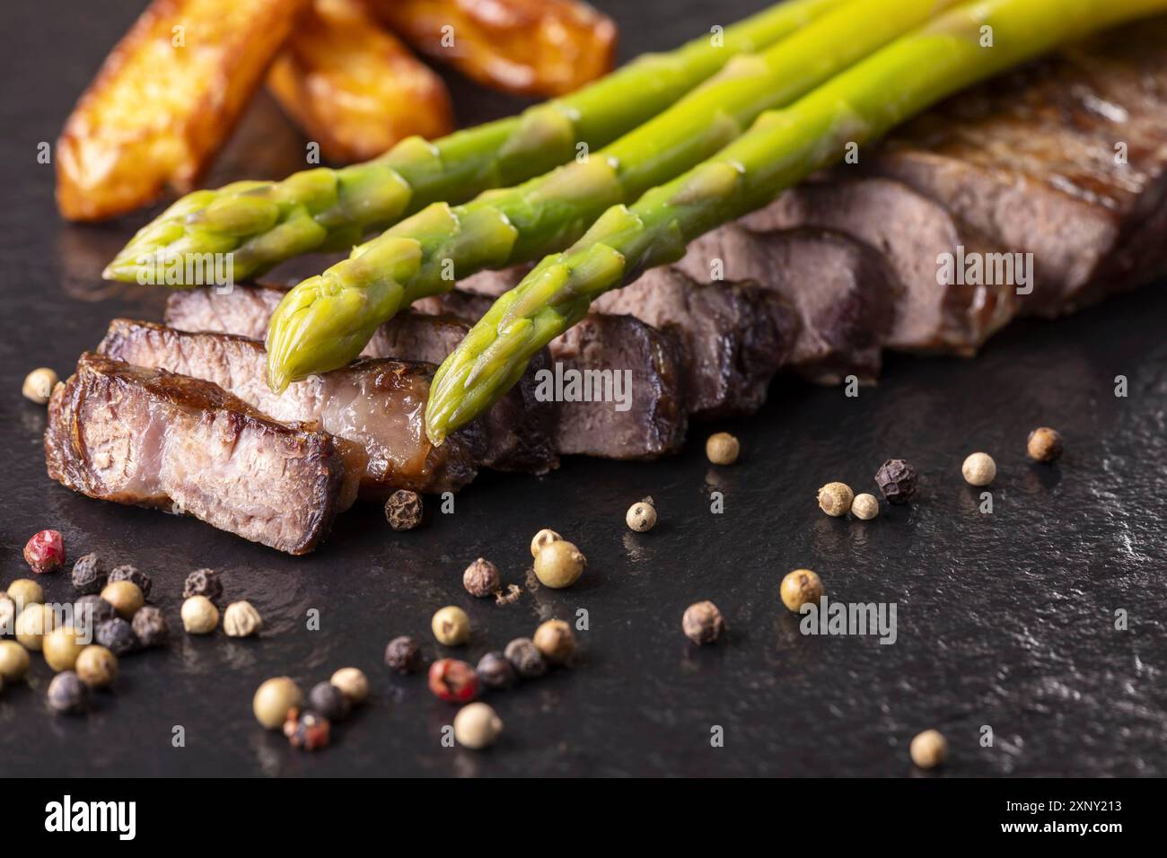 Grüner Spargel auf einem Steak Stockfoto