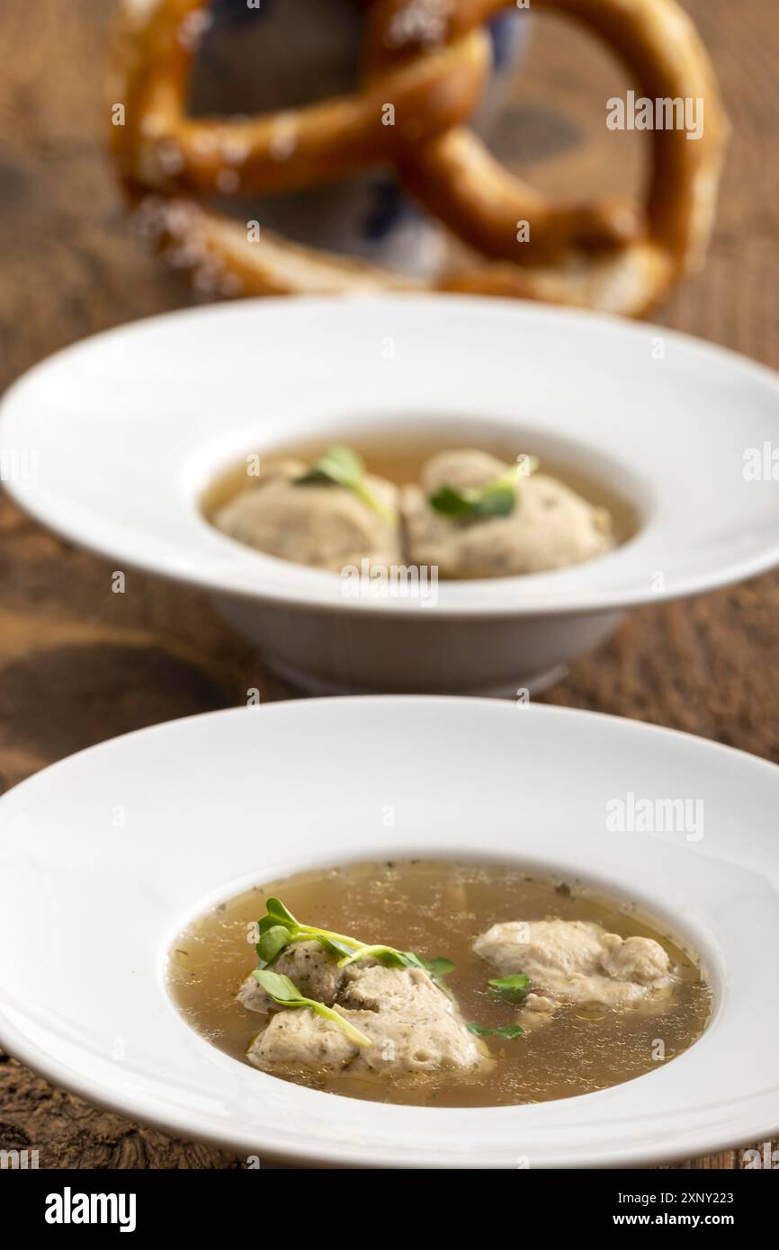 Bayrische gebratene Knödelsuppe Stockfoto