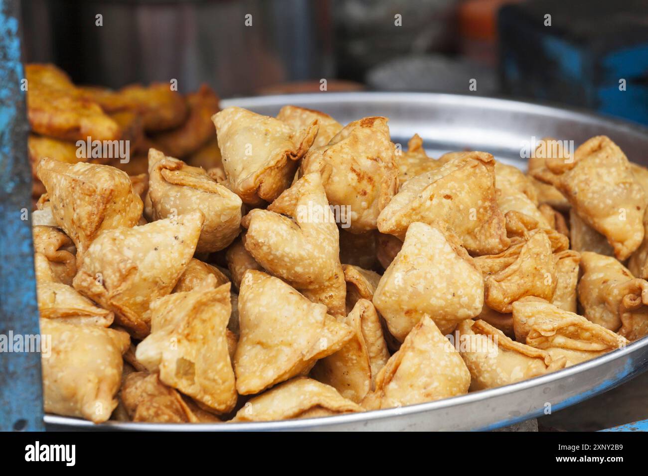 Indische Samosas auf einem Teller Stockfoto