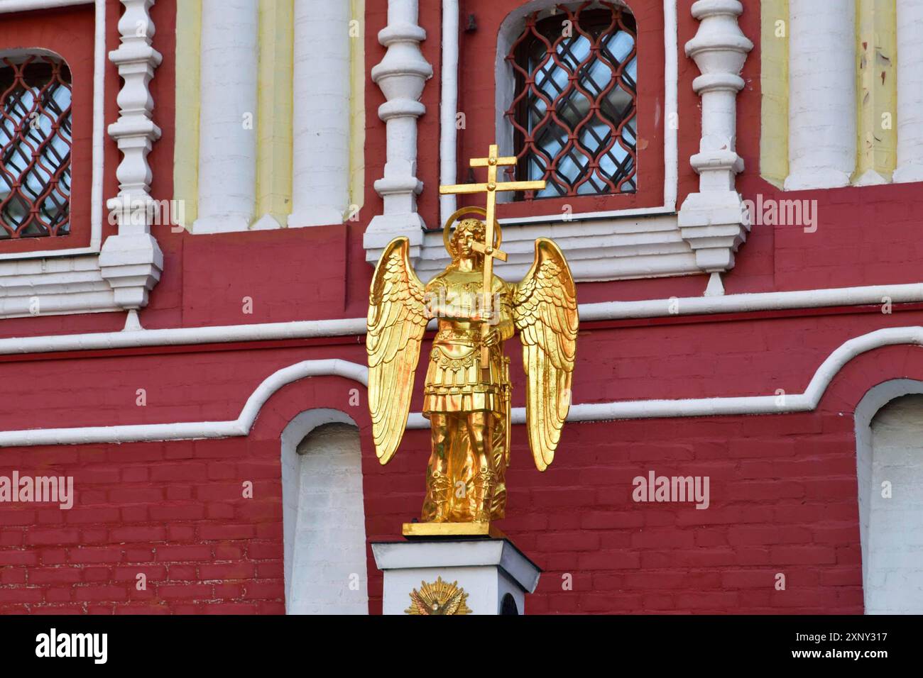 Moskau, Russland, 10. Oktober. 2021. Vergoldete Engelsfigur mit Kreuz auf der Iwerskaja-Kapelle der Auferstehungstore im Kreml Stockfoto