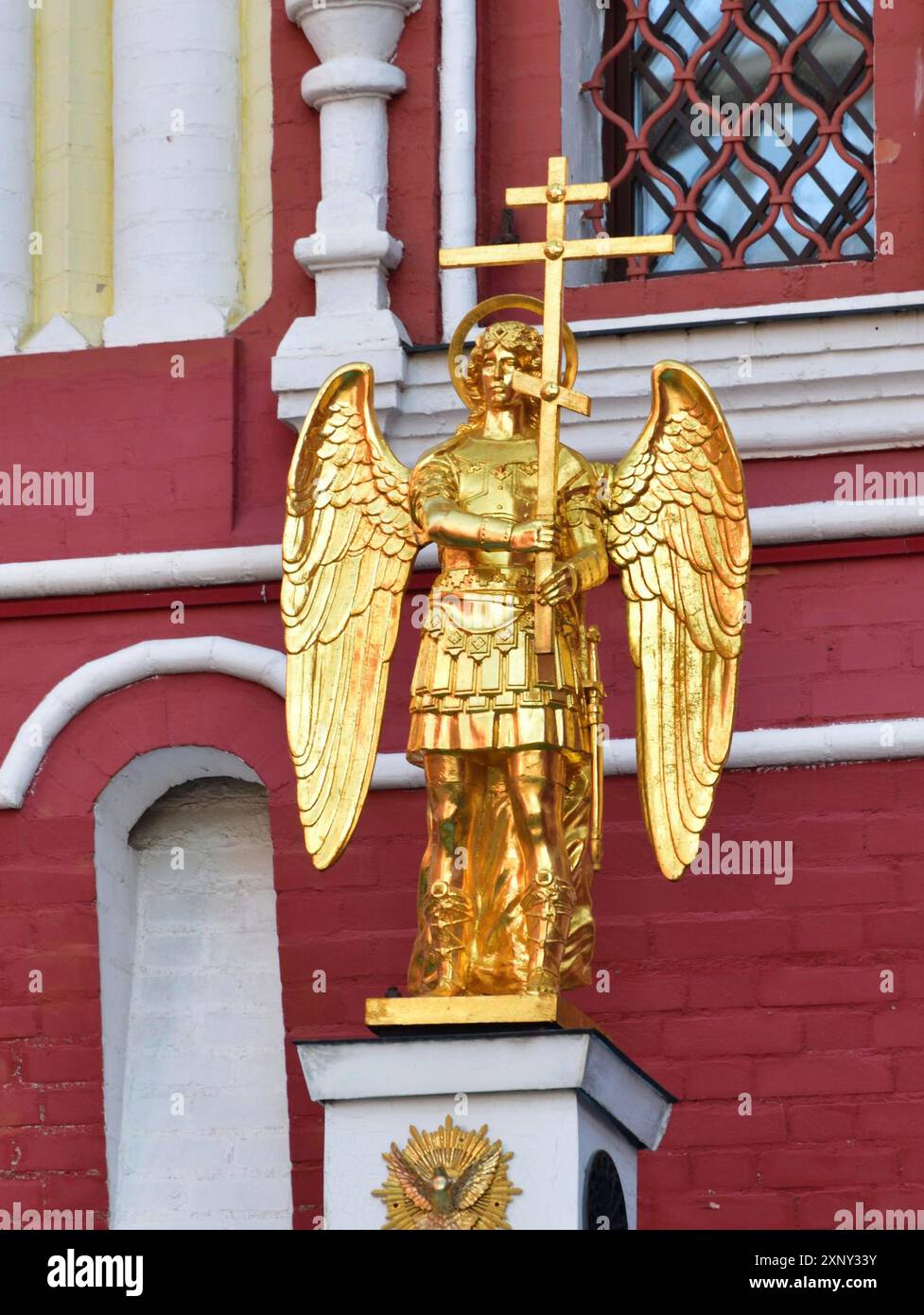 Moskau, Russland, 10. Oktober. 2021. Vergoldete Engelsfigur mit Kreuz auf der Iwerskaja-Kapelle der Auferstehungstore im Kreml Stockfoto