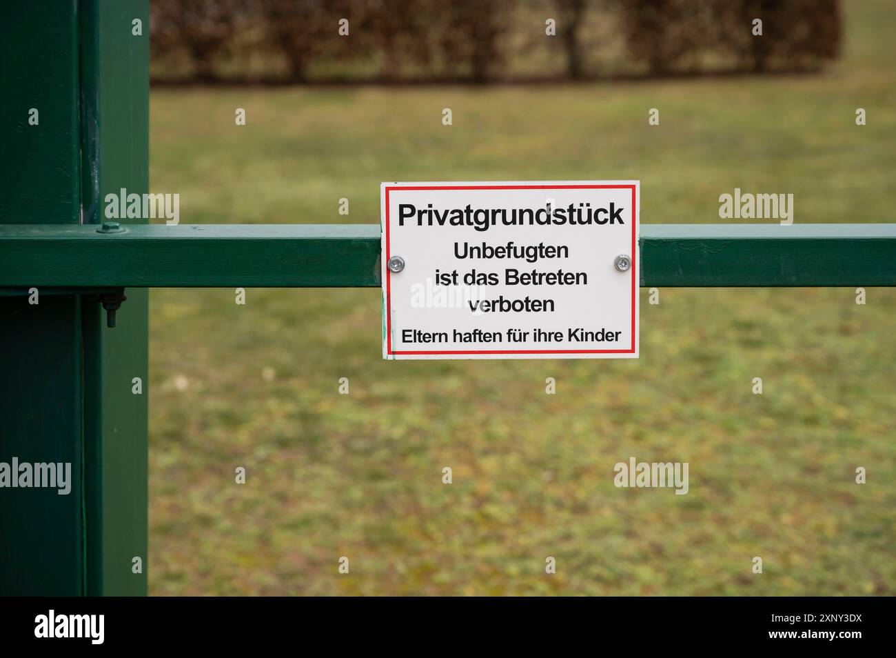 Nahaufnahme deutsches Warnschild Privateigentum unbefugter Zutritt ist verboten Stockfoto