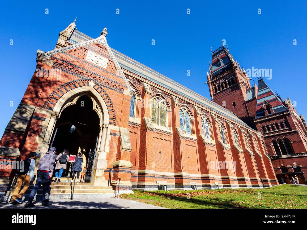 Cambridge, Massachusetts, USA - 23. November 2021: Die High Gothic Memorial Hall an der Harvard University. 1877 fertiggestellt, ist es ein Denkmal für mich Stockfoto