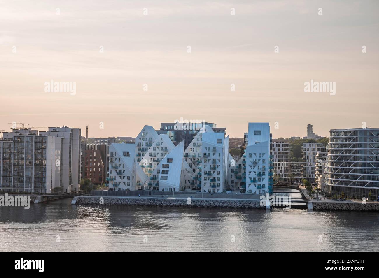 Moderne futuristische Gebäude und Wolkenkratzer der Aarhus Skyline Dänemark mit Meer vor dem Sonnenuntergang Stockfoto