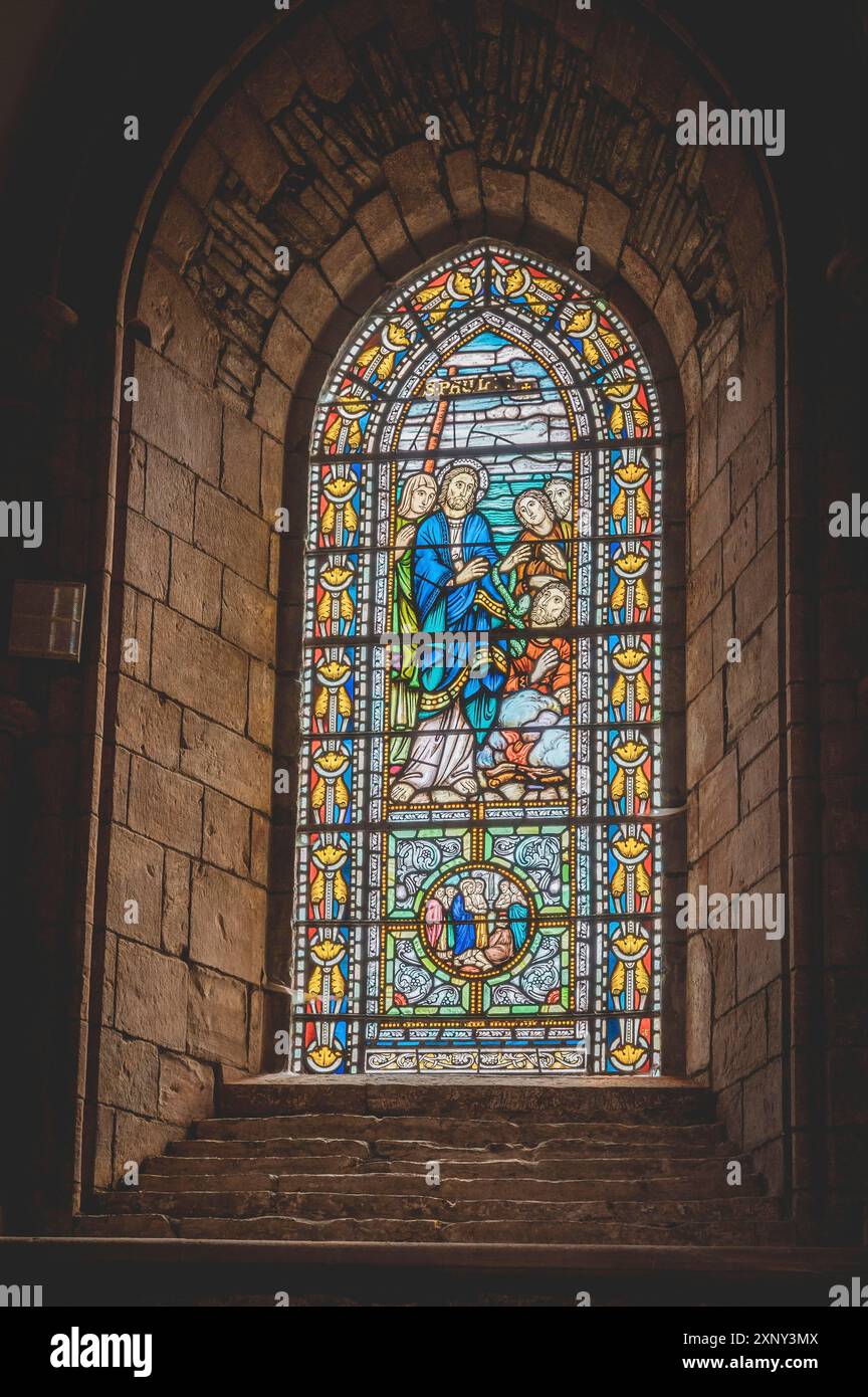 Kirchenfenster innen in der St. Magnus Kathedrale, Kirkwall vertikale Aufnahme Stockfoto