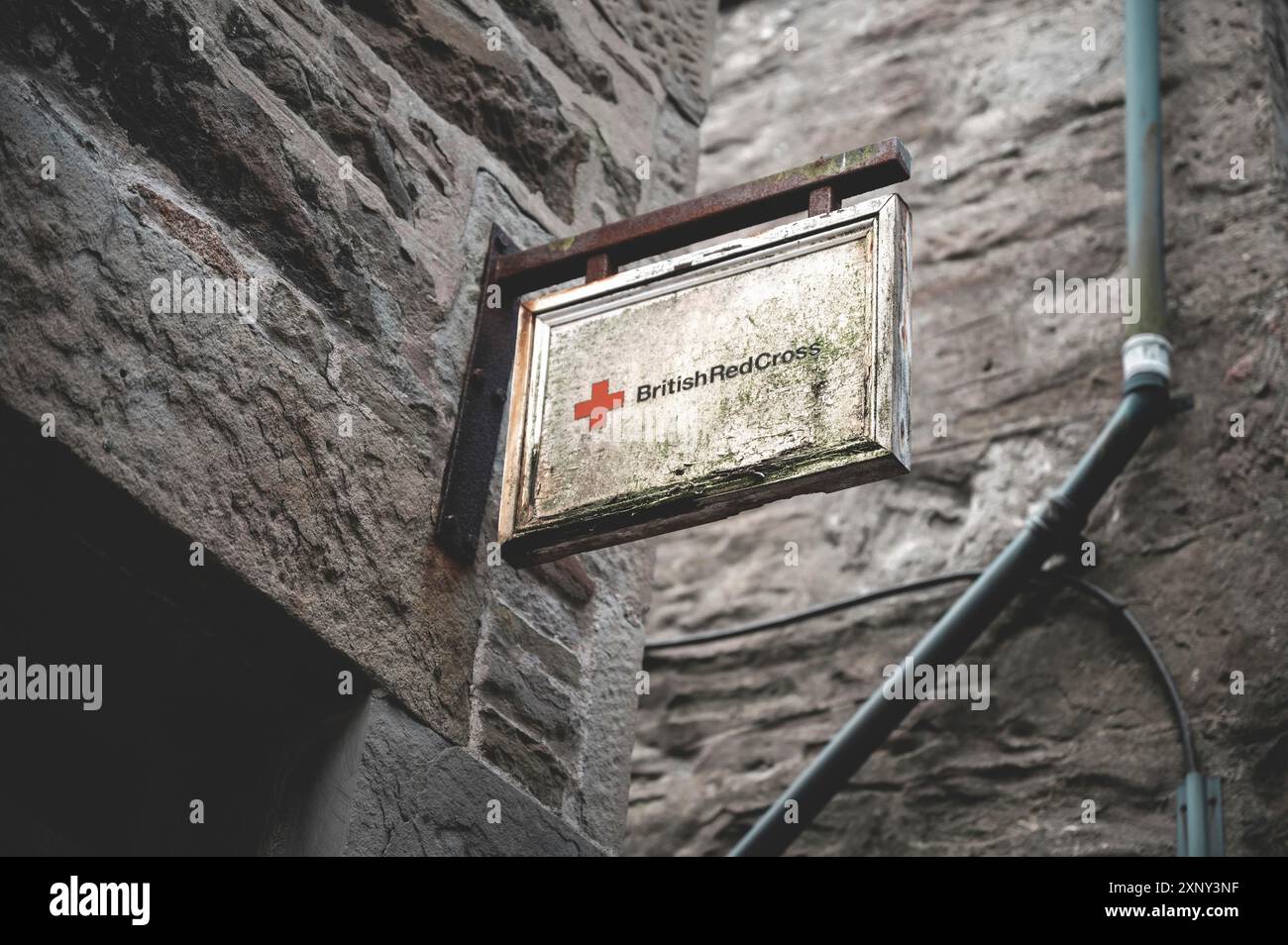 Nahaufnahme BritishRedCross, britisches rotes Kreuzschild auf Shetland Island, niedriger Blickwinkel Stockfoto