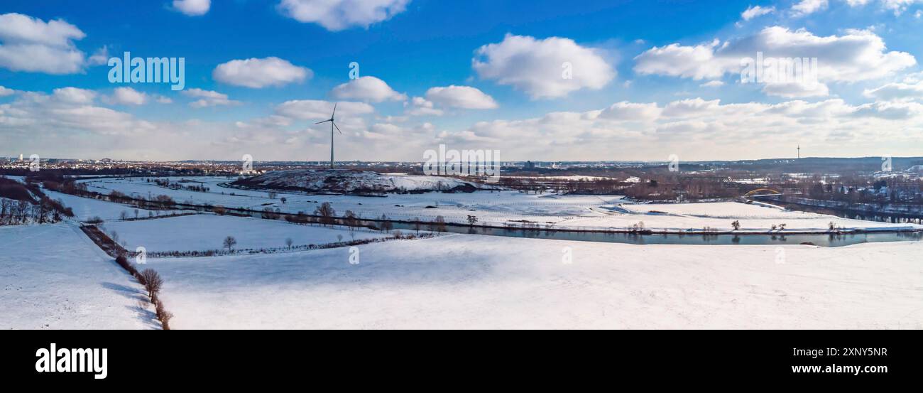 Blick auf die schneebedeckte Skyline von Duisburg auf einem sonnigen Wintertag von oben Stockfoto