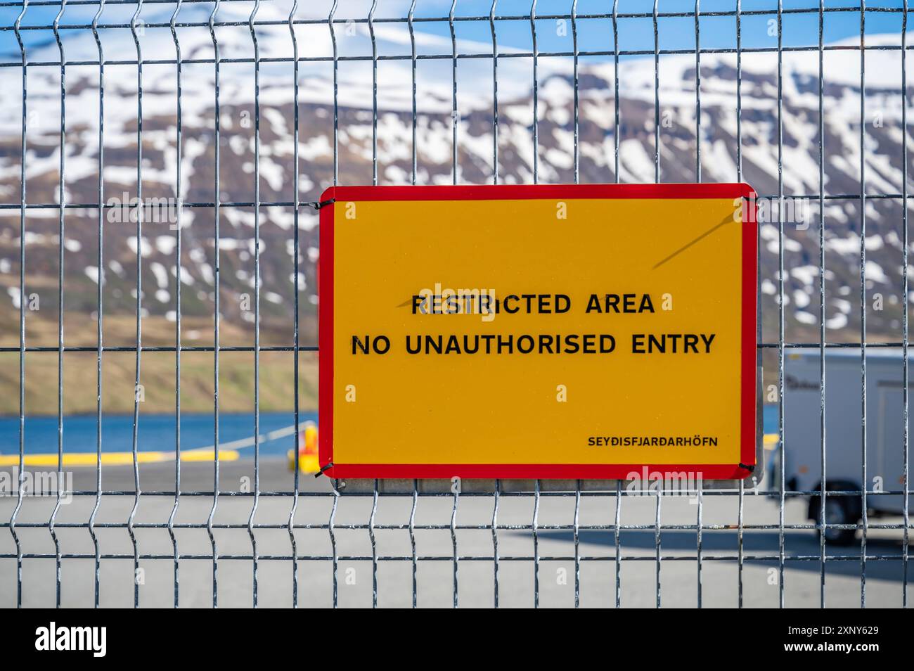 Gelbes Schild mit eingeschränktem Zugang zum Hafen von Seydisfjordur, Island Stockfoto