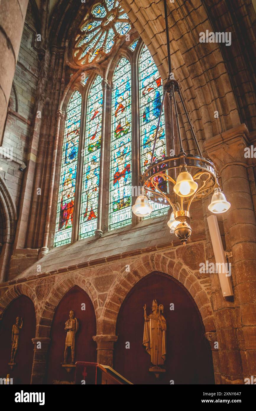 Wunderschönes Kirchenfenster mit Kronleuchter vor der St. Magnus Kathedrale, Kirkwall, vertikale Aufnahme Stockfoto