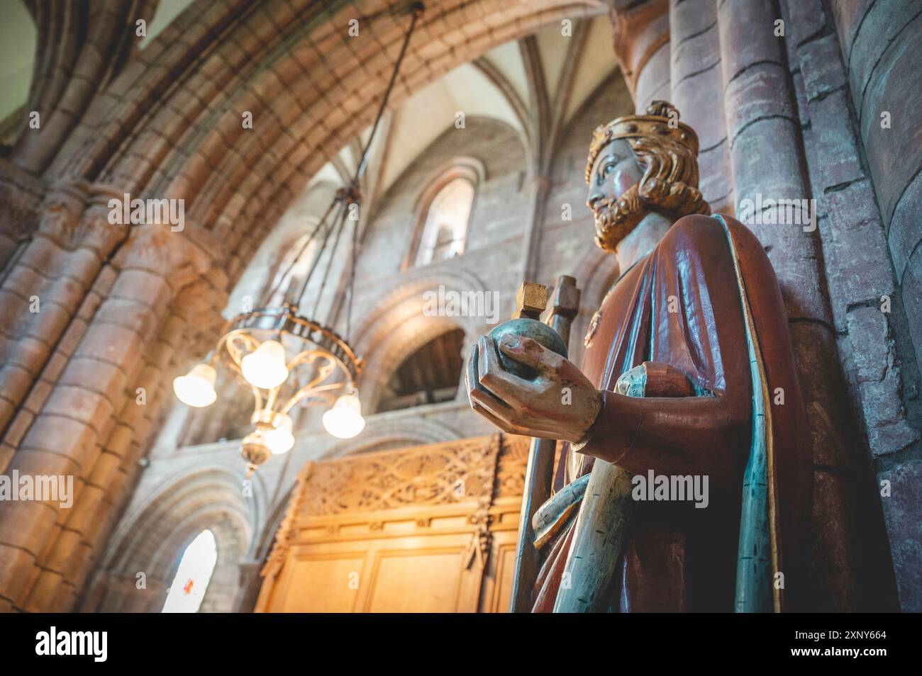 König mit reichem Apfel, Axt und Kreuz, drinnen in der St. Magnus Cathedral, flacher Seitenblick, beleuchteter Kronleuchter, Kirkwall, Schottland, United Stockfoto