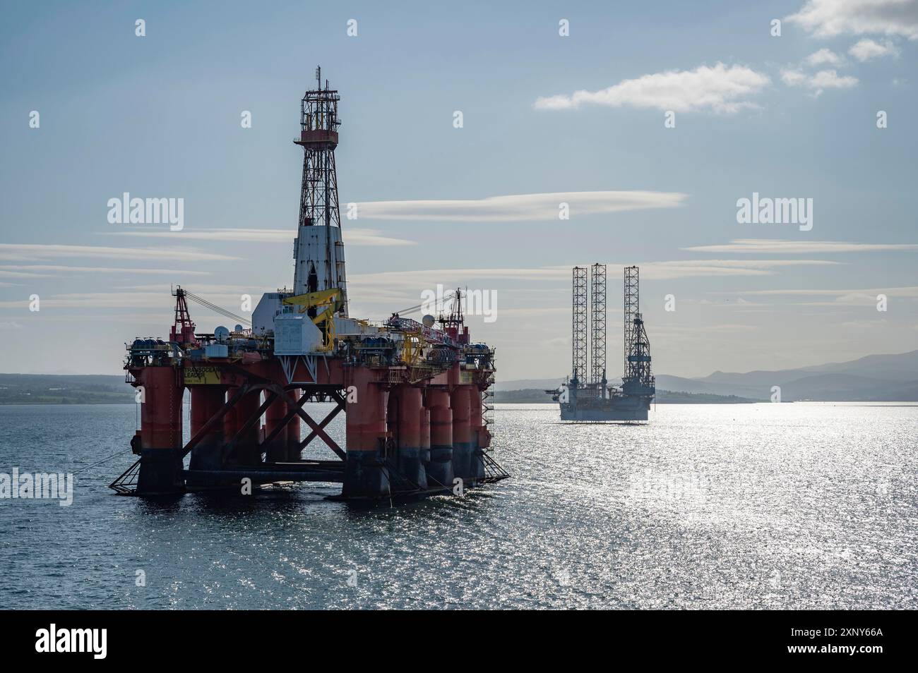 Ölplattform und Offshore-Windenergieanlage in der Bucht von Invergordon, Schottland, Vereinigtes Königreich Stockfoto
