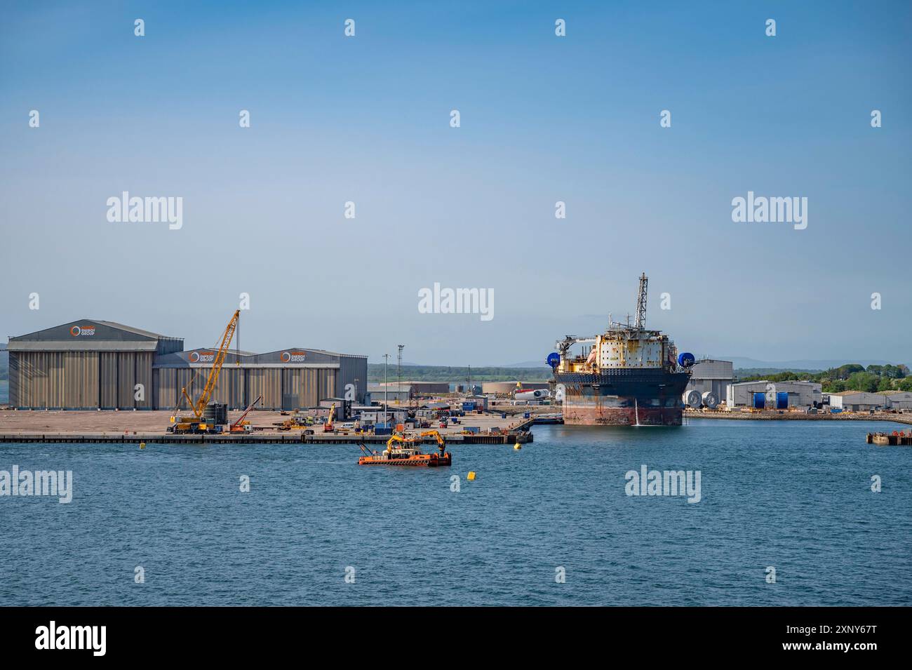 Global Energy Group Industrial Building at the Sea with Industrial Ships and Cranes, Invergordon, Schottland, Vereinigtes Königreich Stockfoto