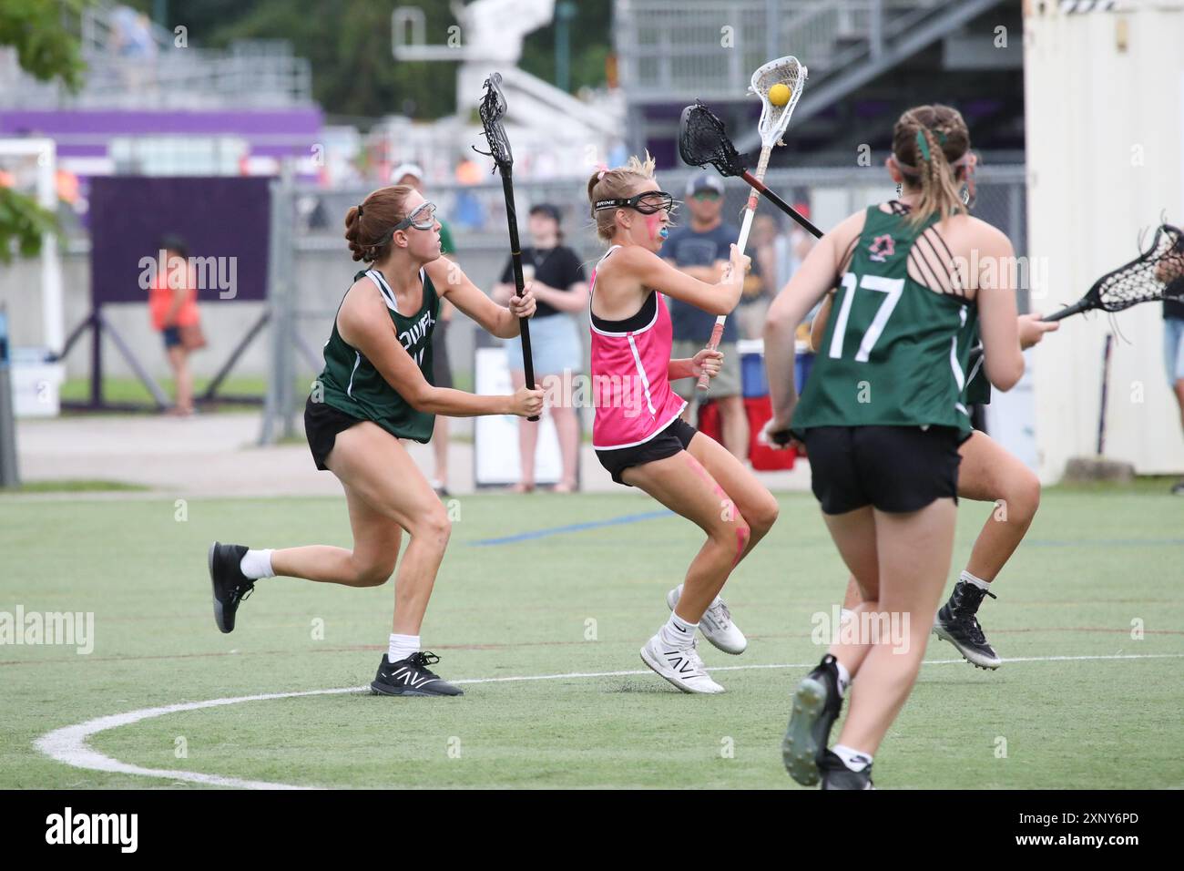 London, Kanada. August 2024. Die Western University richtet das Field Lacrosse-Event auf dem Mustangs Field bei den Sommerspielen von Ontario 2024 aus. Eden boykott (9) von Team Pink mit dem Ball. Quelle: Luke Durda/Alamy Live News Stockfoto