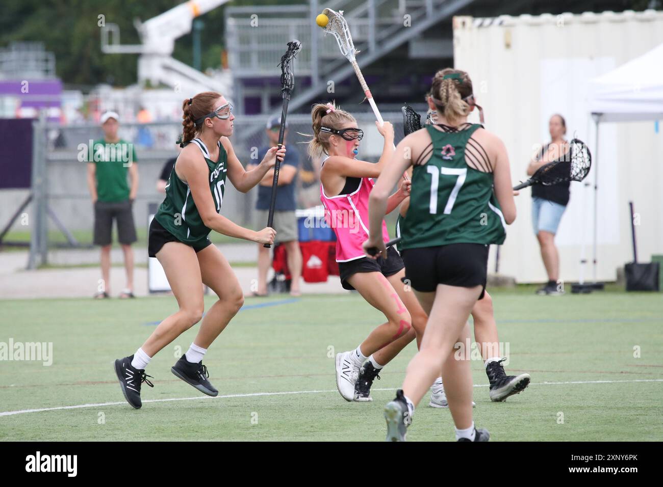 London, Kanada. August 2024. Die Western University richtet das Field Lacrosse-Event auf dem Mustangs Field bei den Sommerspielen von Ontario 2024 aus. Eden Boykott (9) von Team Pink verliert den Ball. Quelle: Luke Durda/Alamy Live News Stockfoto