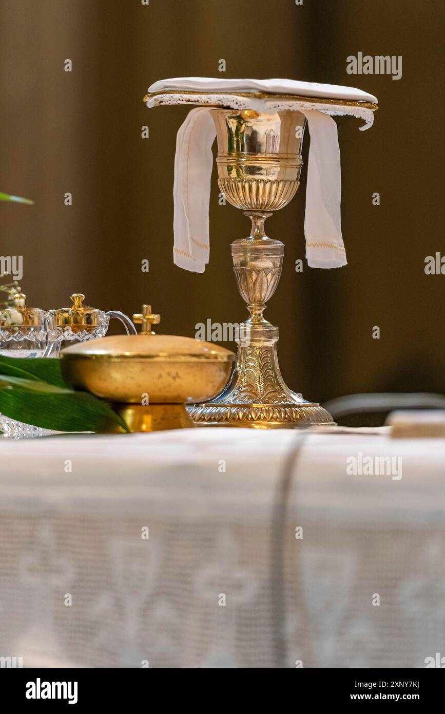 Die Erhebung des Kelch mit dem sakramentalen Wein während der katholischen Eucharistiefeier Stockfoto