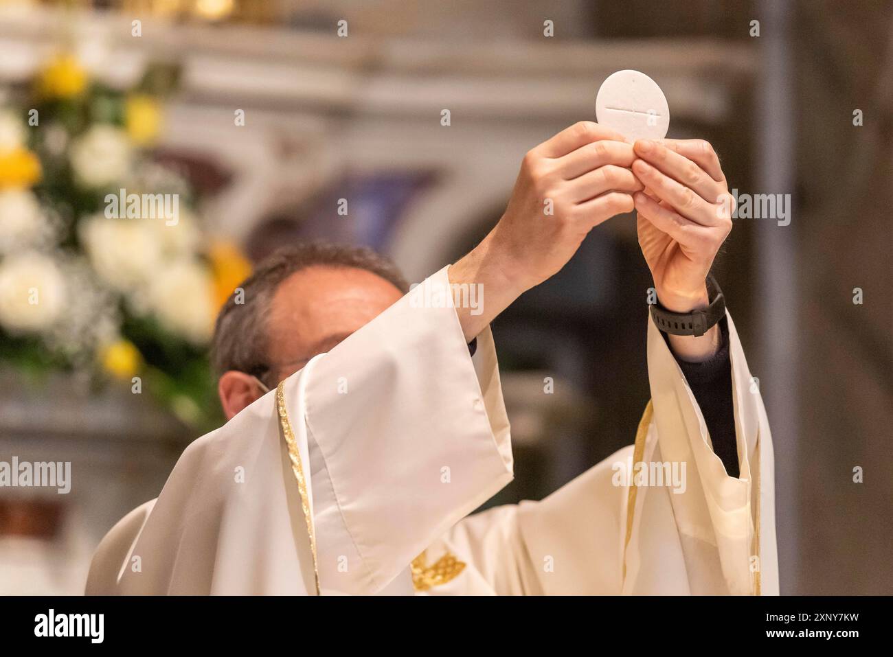Die Erhebung des sakramentalen Brotes während der katholischen Liturgie Stockfoto