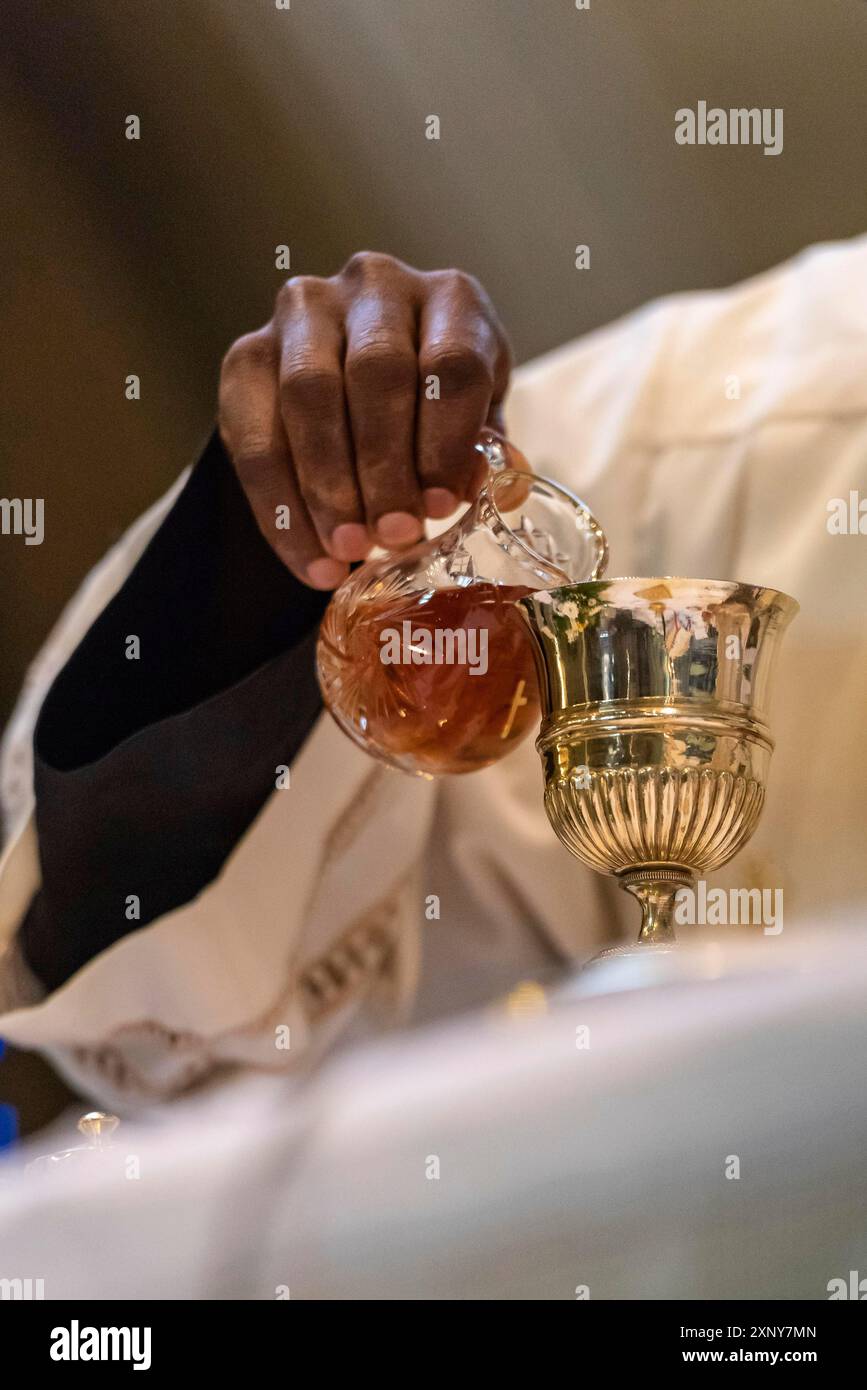 Die Erhebung des Kelch mit dem sakramentalen Wein während der katholischen Eucharistiefeier Stockfoto
