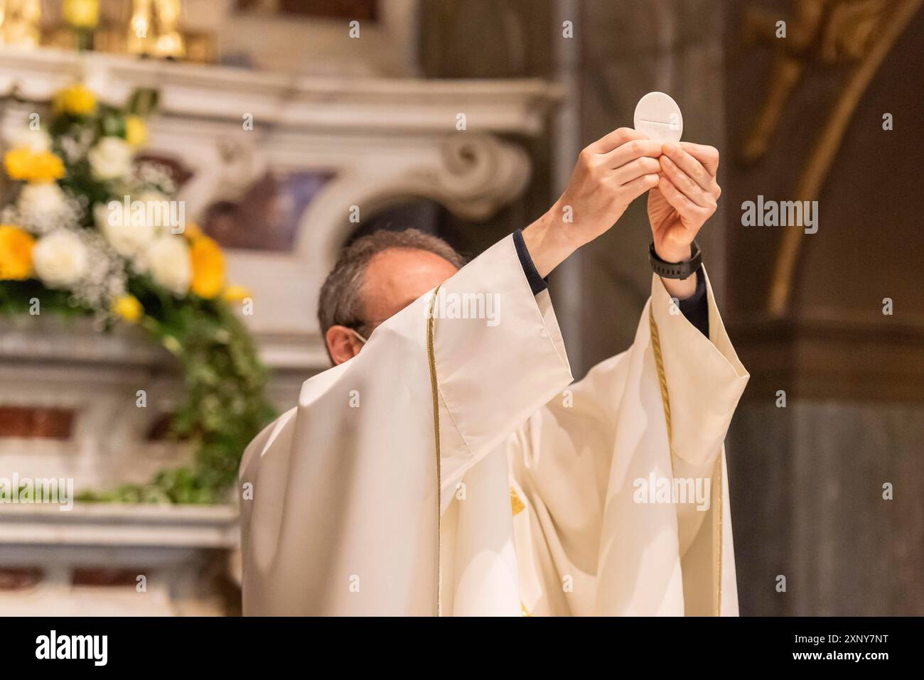 Die Erhebung des sakramentalen Brotes während der katholischen Liturgie Stockfoto