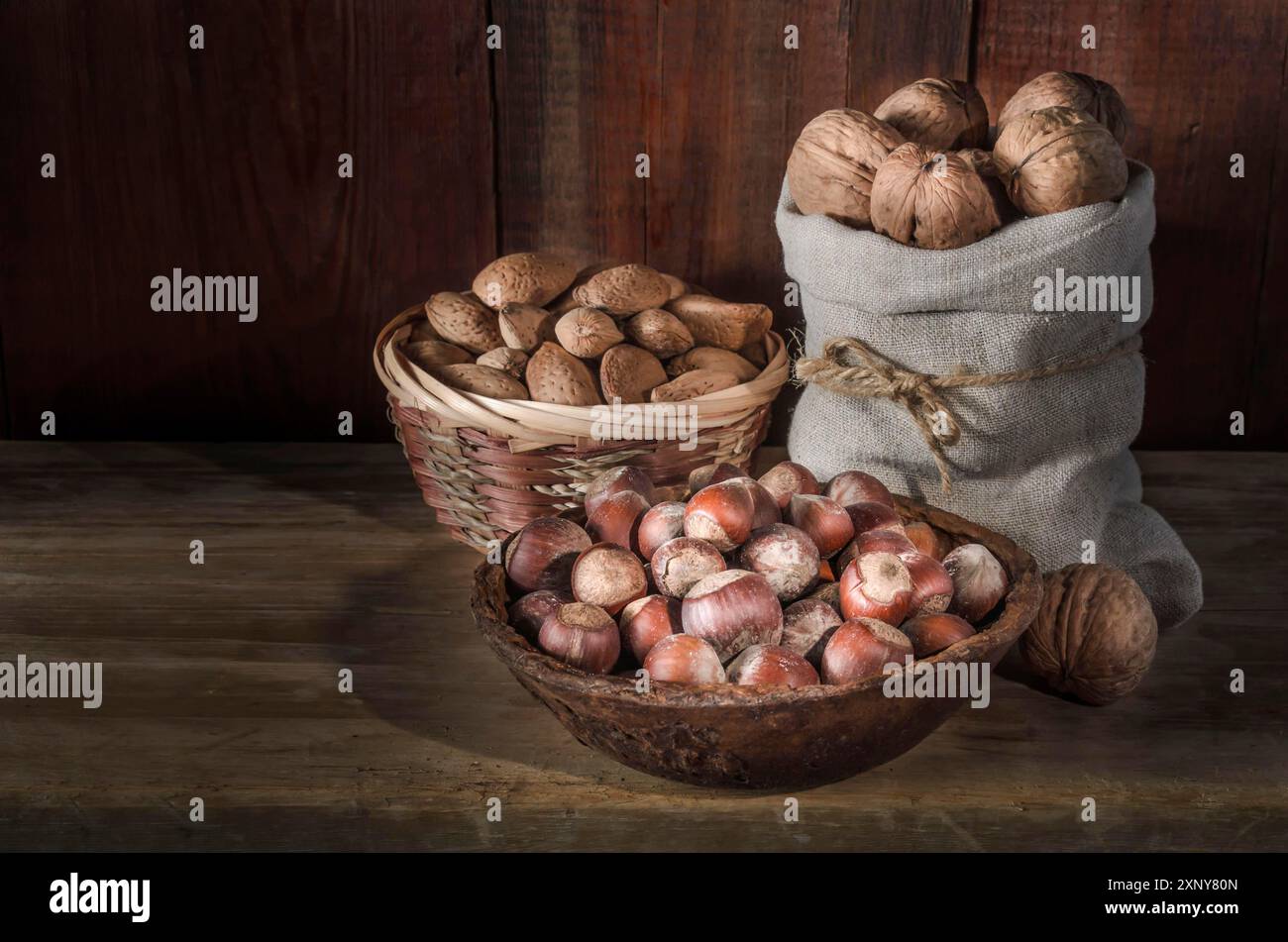 Walnüsse auf dunklem Holzhintergrund in rustikalem Stil Stockfoto
