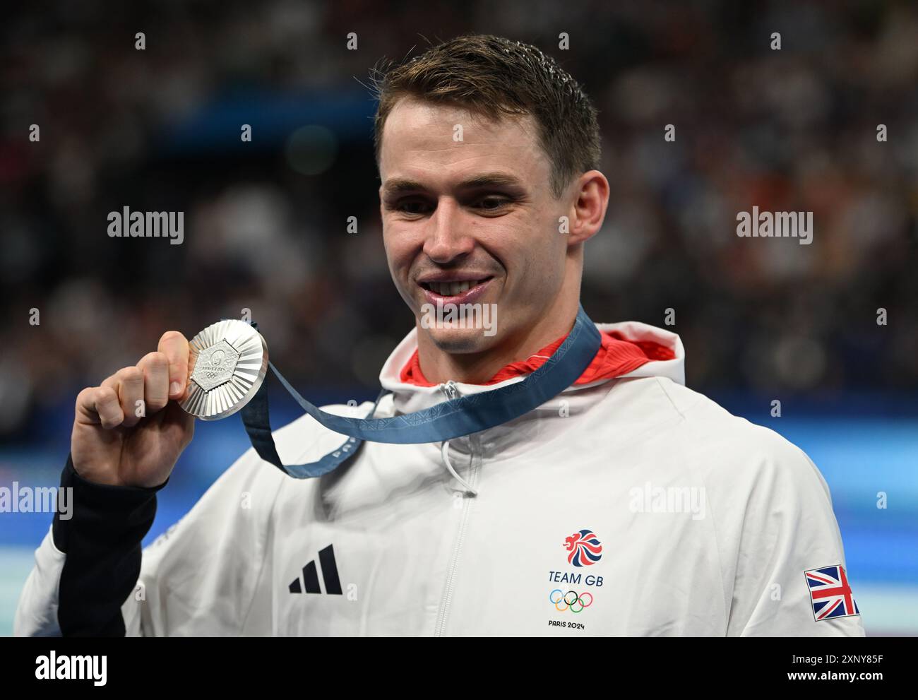 August 2024; Olympische Spiele in Paris, Paris, Frankreich, Tag 7; in der Arena La Defence, dem 50-m-Freistil-Finale der Herren, zeigt Ben Stolz auf Großbritannien seine Silbermedaille Stockfoto