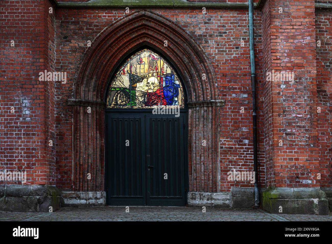 Lübeck, 15. Januar 2022: Portal und Eingangstür der Todeskapelle in der Marienkirche (St. Mary's Church) mit einem Fenster Stockfoto