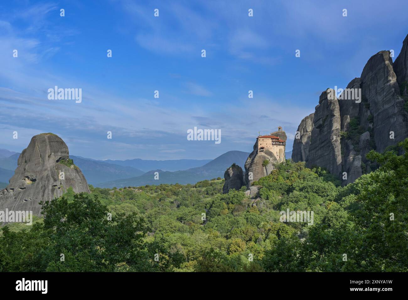 Felsige Meteora-Landschaft mit dem Kloster St. Nikolaus Anapausas auf der Spitze einer Klippe, berühmtes Tourismusziel in Griechenland, Berge Stockfoto