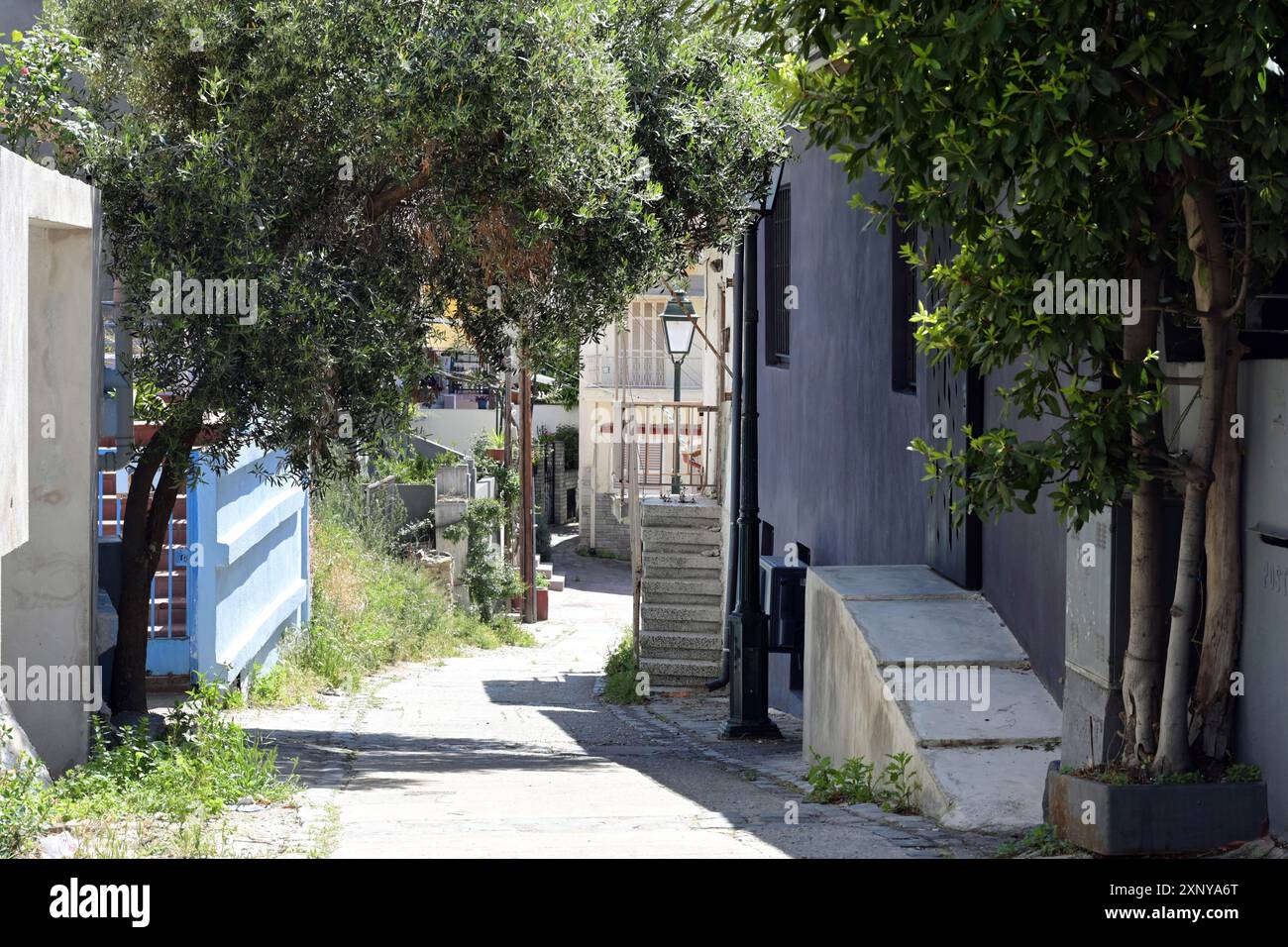 Gepflasterter Fußweg in Ani Poli, der historischen oberen Altstadt von Thessaloniki, Griechenland, führt an einem sonnigen Tag, ausgewählt, hinunter ins Stadtzentrum Stockfoto