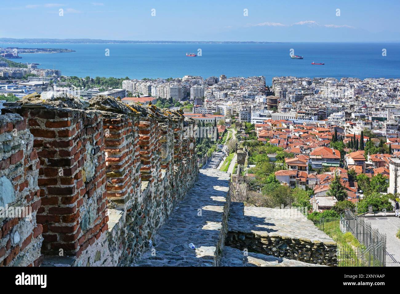 Thessaloniki in Griechenland, Panoramablick aus der Luft von Ani Poli, der oberen Altstadt mit historischen Stadtmauern über das moderne Zentrum und die Küste der Stockfoto