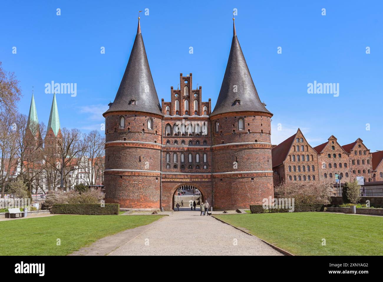 Lubeck Holstentor oder Holsten Gate, berühmtes historisches Wahrzeichen mit zwei runden Türmen und einem bogenförmigen Eingang zur Altstadt, ein Symbol der Stadt in gotischen Ziegeln Stockfoto