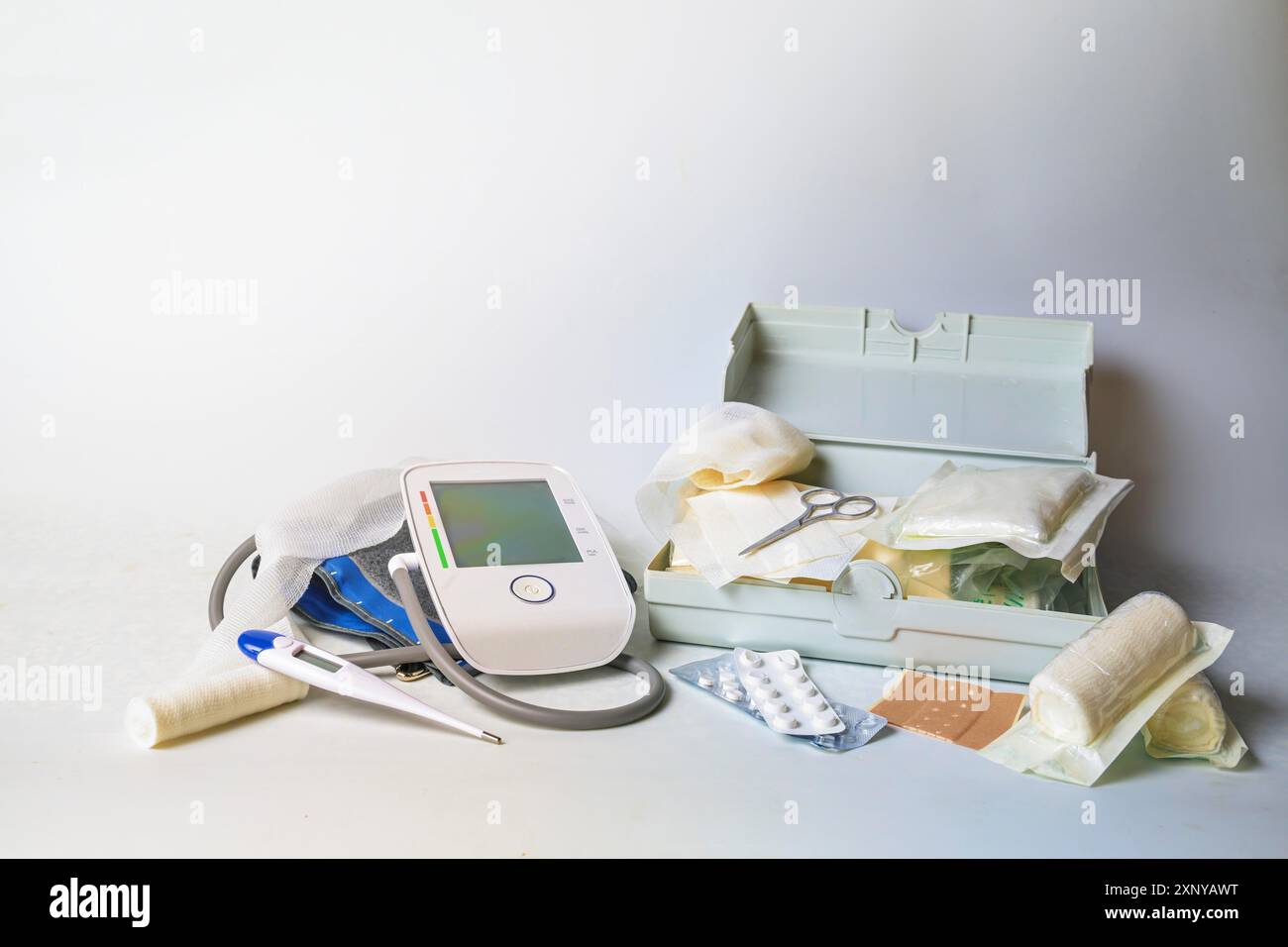 Wichtige medizinische Versorgung für erste Hilfe und Hausmedizin Brust wie Blutdruck-Messgerät, Fieberthermometer, Verbände, Pflaster und Pillen, Licht Stockfoto