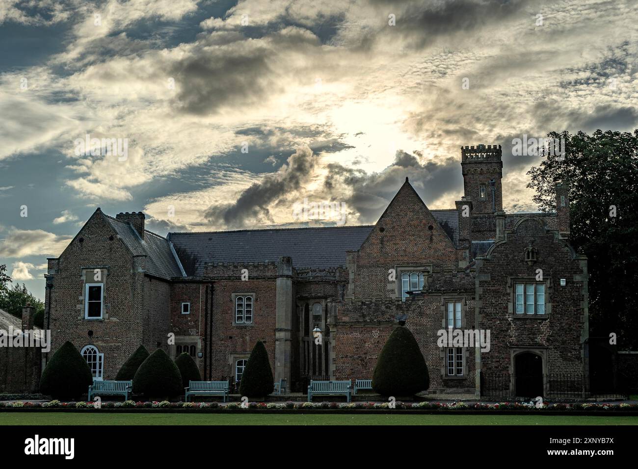 Historisches Backsteinschloss unter bewölktem Himmel Stockfoto