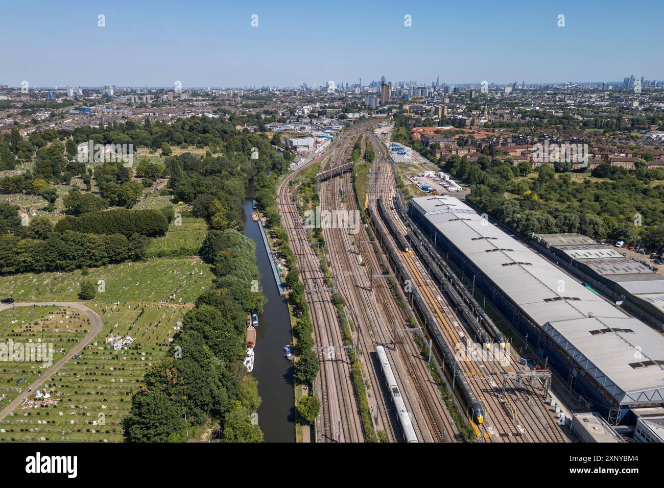 Luftaufnahme der Great Western Main Line in Richtung Zentrum von London, Großbritannien. Stockfoto