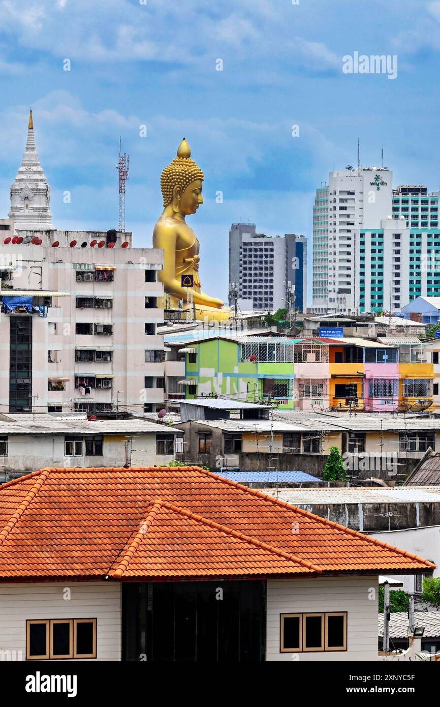 Buddha-Statue im Wohnviertel, Bangkok, Thailand Stockfoto