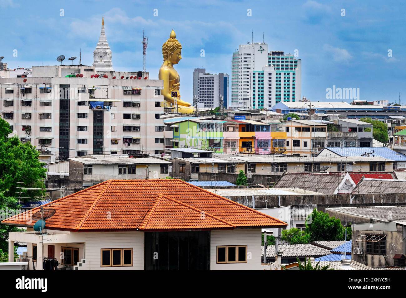 Buddha-Statue im Wohnviertel, Bangkok, Thailand Stockfoto