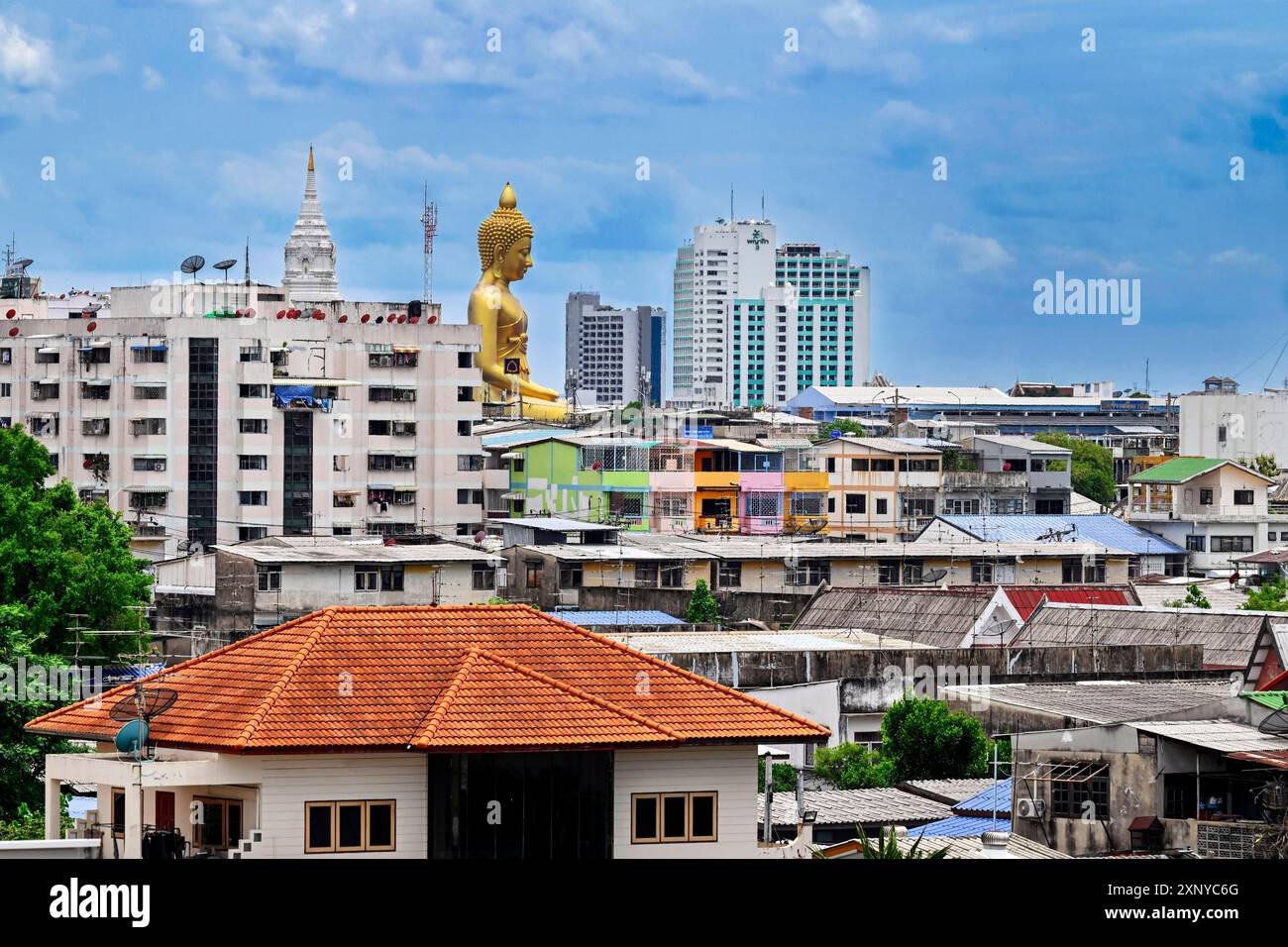 Buddha-Statue im Wohnviertel, Bangkok, Thailand Stockfoto