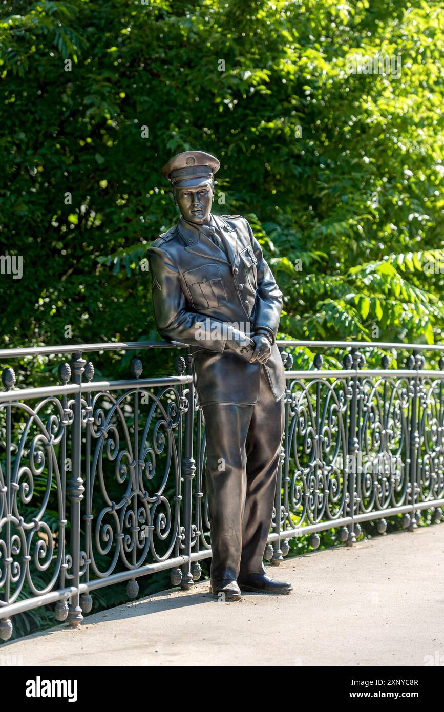 Bronzestatue, Denkmal für Rocksänger Elvis Presley, König von Rock'n'Roll in Uniform der 3. US-Panzerdivision Spearhead, Brücke über den Fluss Stockfoto
