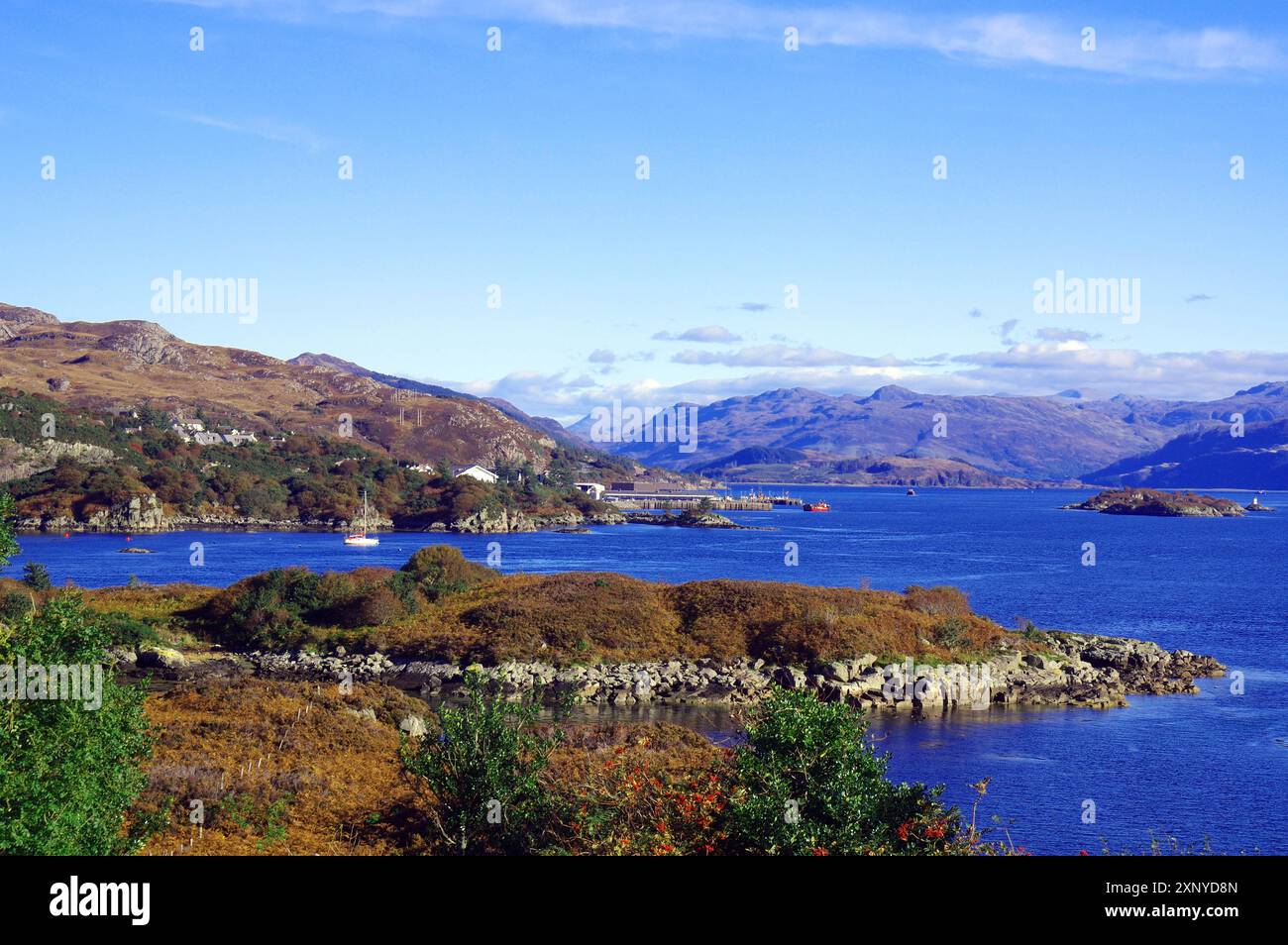 Küstenlandschaft mit Blick auf das Meer, Hügel und Boote vor blauem Himmel, Herbst, Oktober, Highlands, Brücke, Schottland, Großbritannien Stockfoto