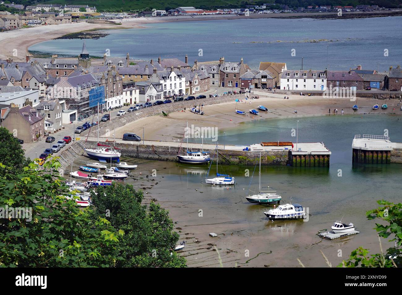 Küstendorf mit Strand, Booten und Häusern umgeben von Hügeln, Stonehaven, Aberdeenshire, Schottland, Großbritannien Stockfoto