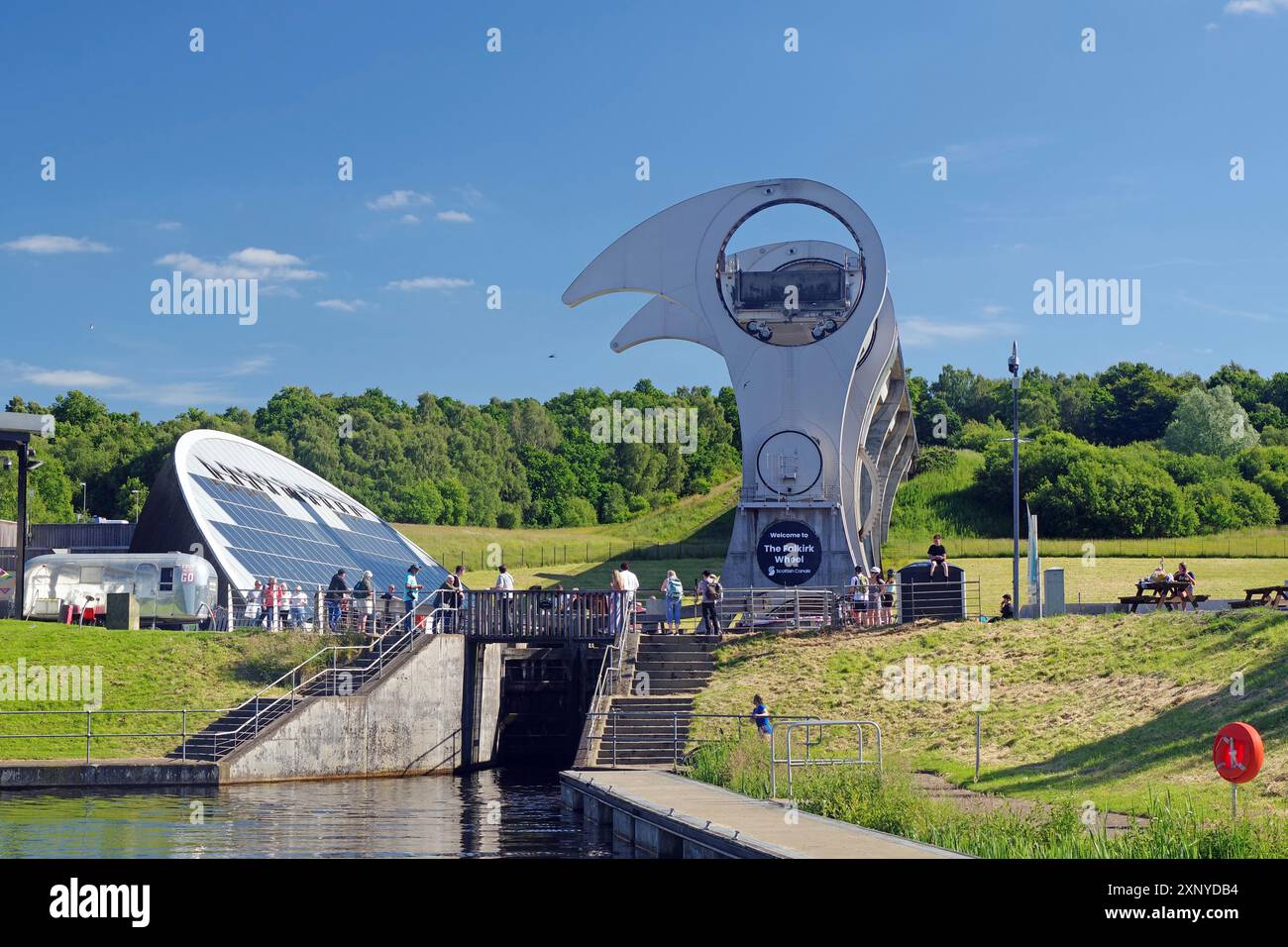 Das Falkirk Wheel, eine moderne architektonische Struktur, hebt Boote in einer hügeligen Landschaft, Forth und Clyde Canal, Schottland, Großbritannien Stockfoto