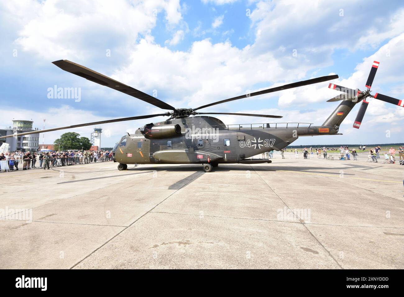 Transporthubschrauber CH-53 der Bundeswehr beim Tag der Bundeswehr 2024 in Faßberg Niedersachsen der Tag der Bundeswehr findet jährlich statt. An diesem Tag öffnen Deutschlandweit ca. 10 Kasernen Ihre Tore und laden die Bevölkerung ein, hinter die Kulissen zu schauen. Faßberg Niedersachsen Deutschland *** CH 53 Transporthubschrauber der Bundeswehr am Tag der Bundeswehr 2024 in Faßberg Niedersachsen findet jährlich an diesem Tag der Tag der Bundeswehr statt. rund zehn Kasernen in ganz Deutschland öffnen ihre Türen und laden das Publikum ein, einen Blick hinter die Kulissen Faßberg Niedersachsen zu werfen Stockfoto