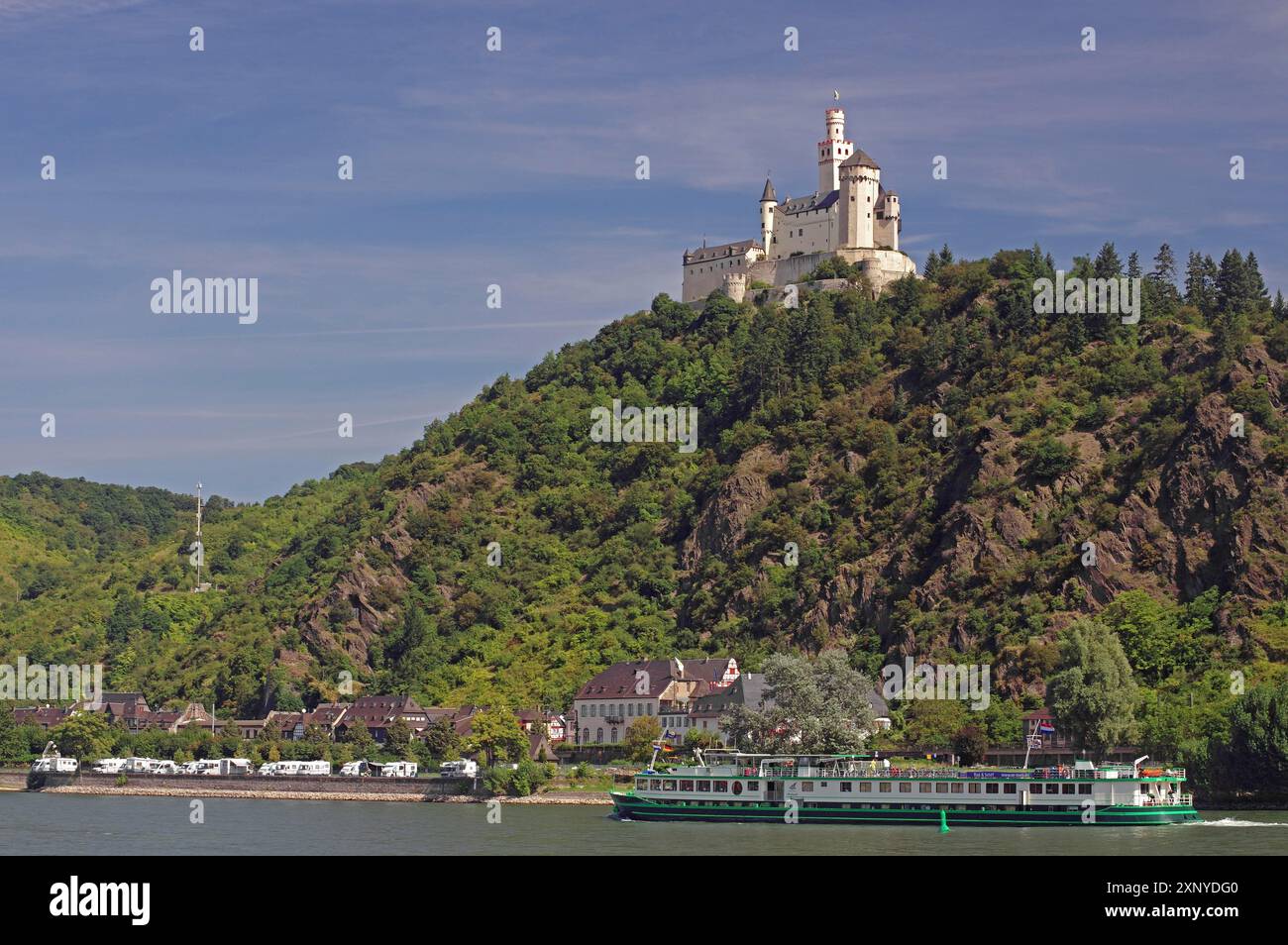 Eine Burg auf einem grünen Hügel, am Ufer eines Flusses, mit einem Schiff im Vordergrund, Mittelalter, Marksburg, Rhein, Rheinland-Pfalz, Deutschland Stockfoto