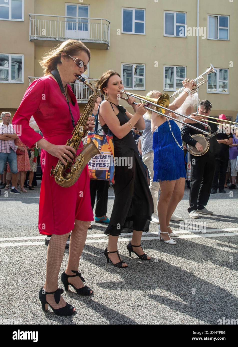 Jazzmusiker, die Familie Carling, spielen auf der Straße in Ystad bei der Eröffnung des Ystad Jazz Festivals 2024 in Skane County, Schweden, Skandinavien Stockfoto