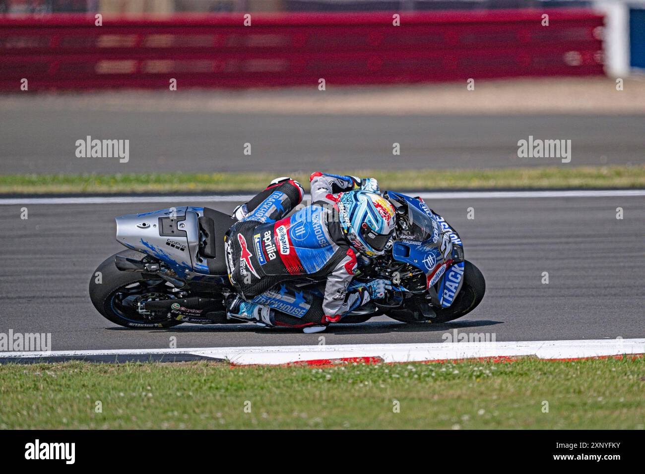 Silverstone Circuit, Silverstone, Northamptonshire, Großbritannien. August 2024. 2024 Monster Energy British MotoGP Free Practice Day; Raul Fernandez 25 von Spanien reitet auf der Aprilia RS-GP24 von Trackhouse Aprilia am Nachmittag Trainingssession Credit: Action Plus Sports/Alamy Live News Stockfoto