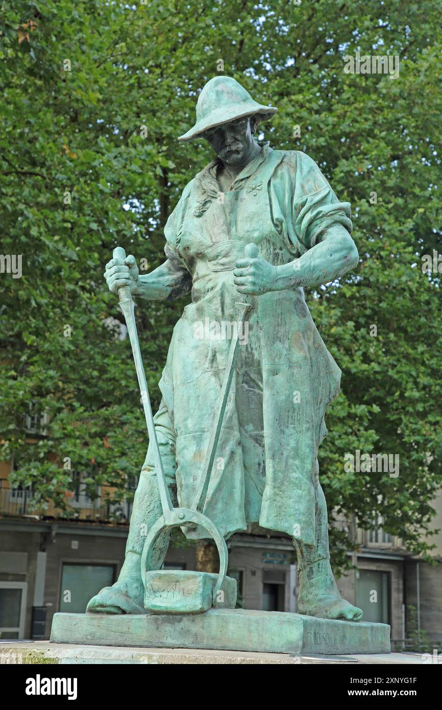 Skulptur Huettenmann Frieder von Friedrich Reusch 1902 als Symbol für Arbeiter in der ehemaligen Hammermühle, Stahlarbeiter, Metallarbeiter, Arbeiter, Metall Stockfoto