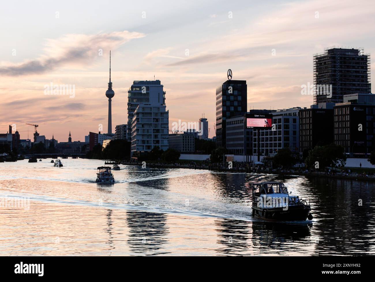 Boote segeln bei Sonnenuntergang auf der Spree, Berlin, 30.07.2024, Berlin, Berlin, Deutschland Stockfoto