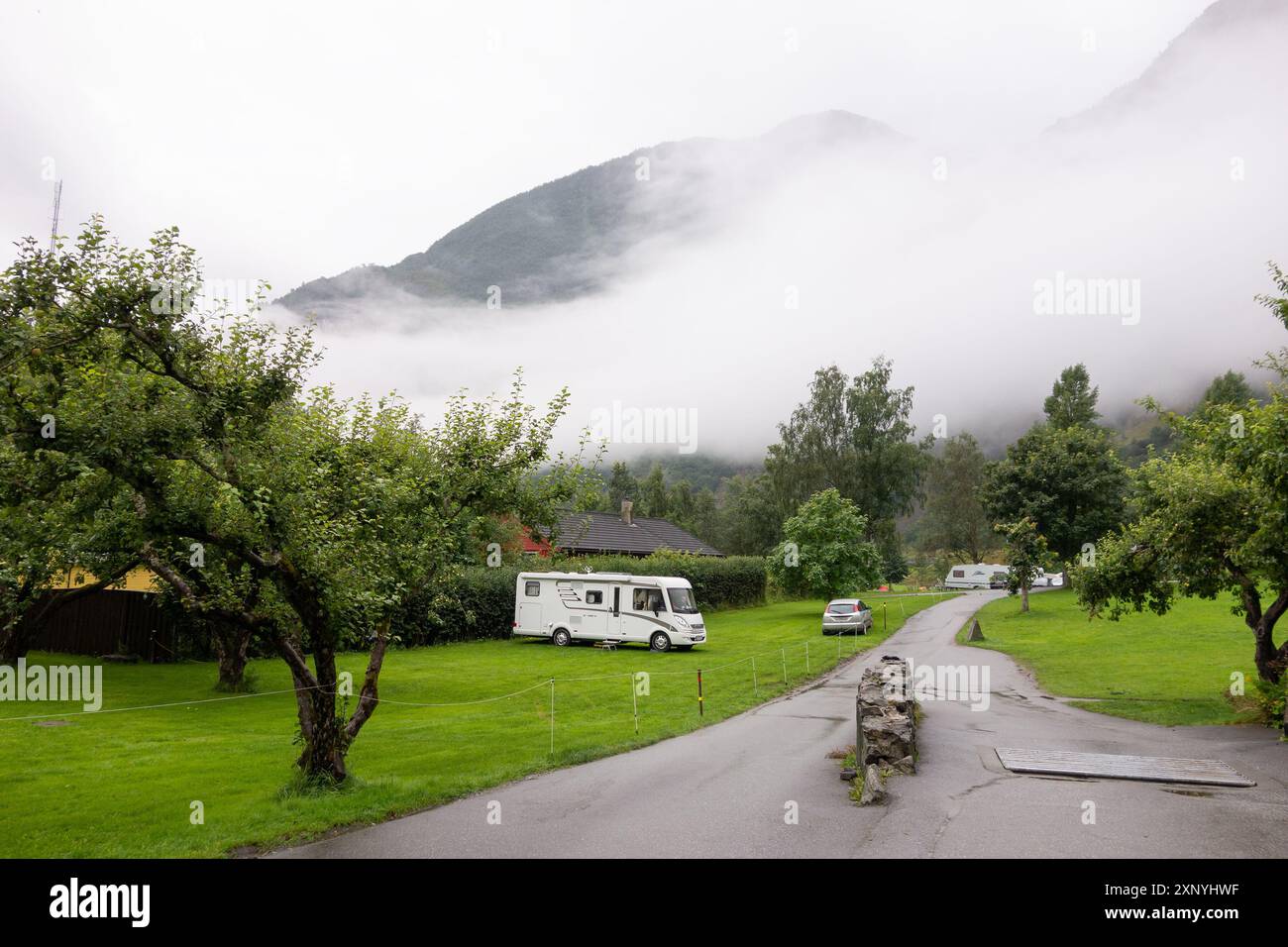 FLAM, NORWEGEN - 12. AUGUST 2016: FLAM Camping Vandrarheim mit Caravans in nasser Landschaft im kalten Norwegen Stockfoto