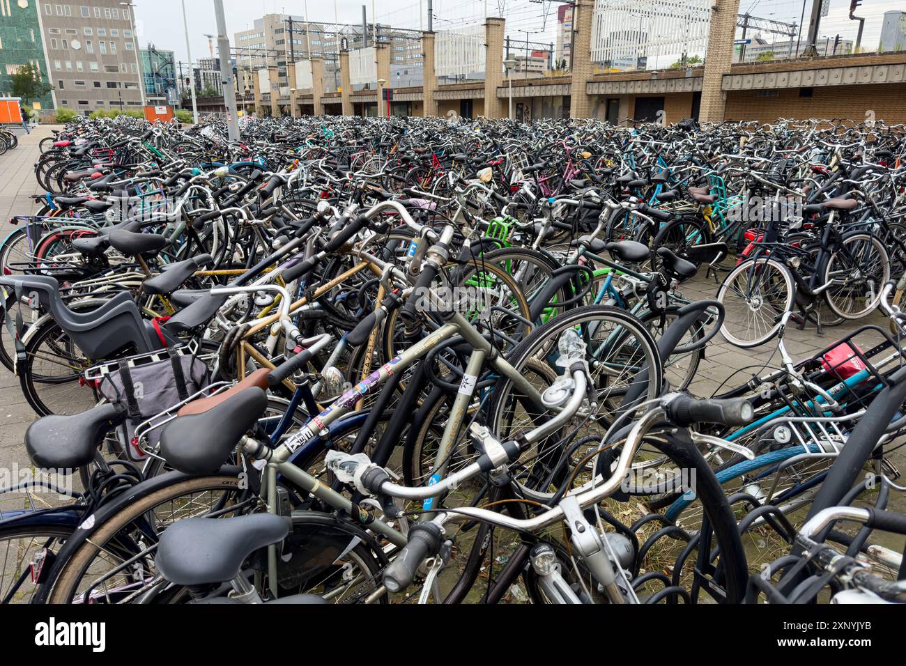 Eindhoven / Niederlande - 30. Juni 2024: Hunderte Fahrräder werden am 30. Juni 2024 auf einem Bahnhofsparkplatz in Eindhoven, Niederlande, abgestellt. Stockfoto