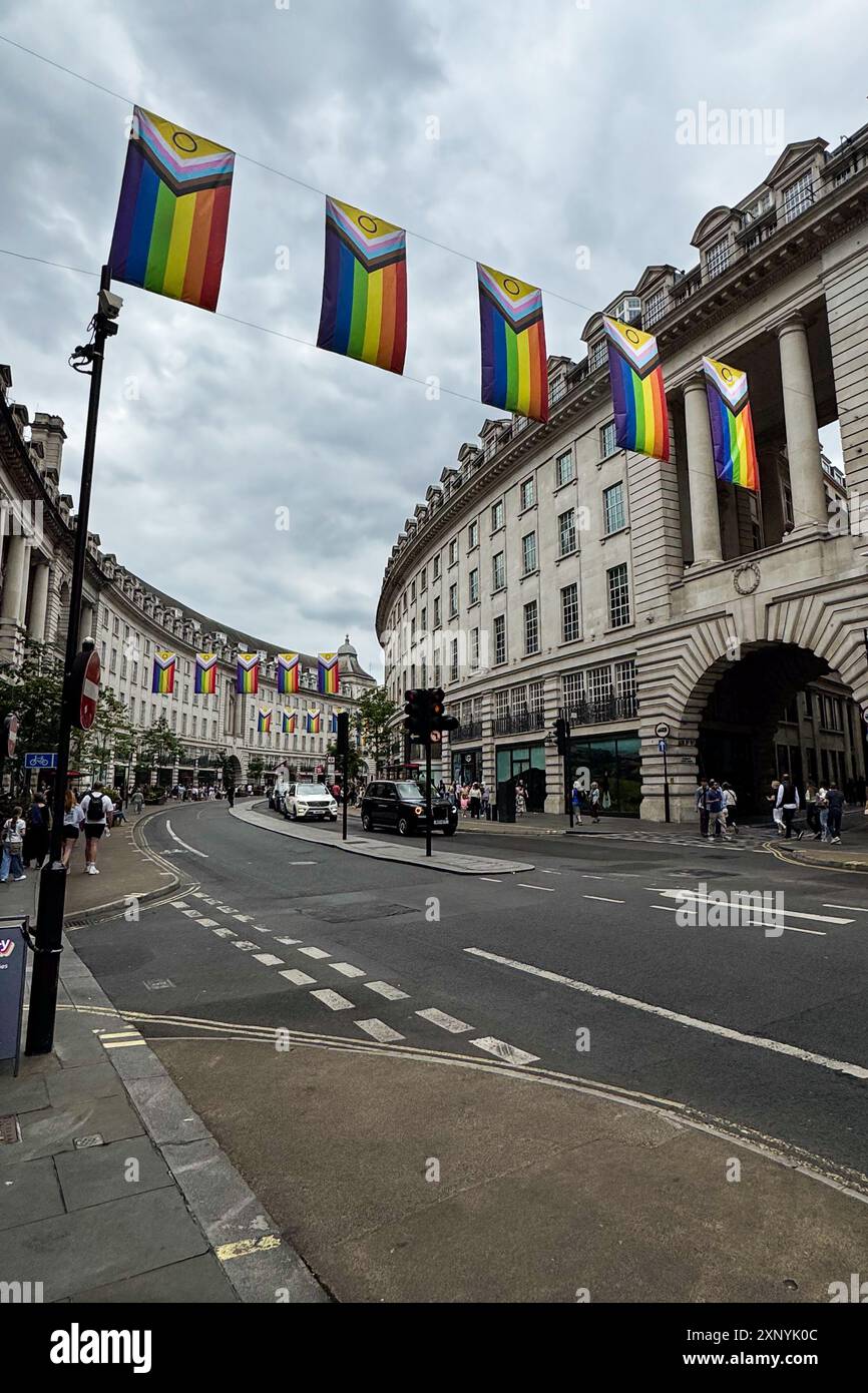 Westminster / England - 23. Juni 2024: Vertikale Aufnahme zeigt Reihen von Intersex-Inclusive-Pride-Flaggen, die zwischen Gebäuden hängen, um den Pride-Monat zu feiern. Stockfoto